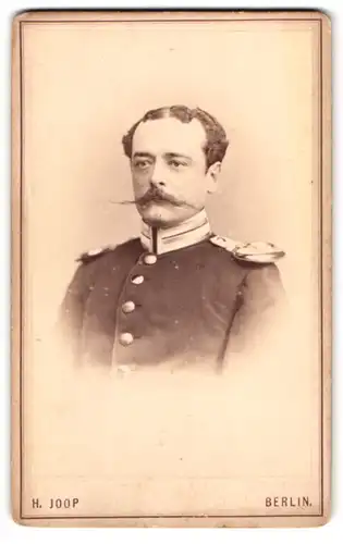 Fotografie H. Joop, Berlin, Portrait Offizier mit imposantem Oberlippenbart in Uniform