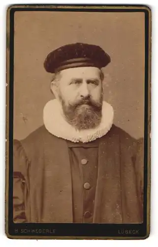 Fotografie H. Schwegerle, Lübeck, Portrait Beamter in Robe