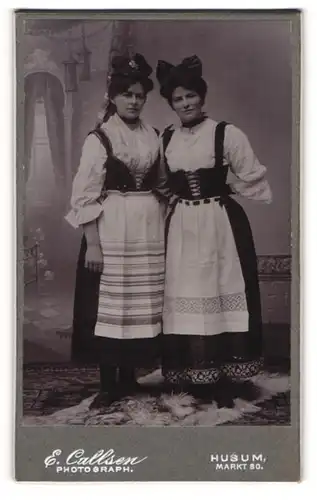 Fotografie E. Callsen, Husum, Portrait zwei jungen Frauen in Faschingskostümen