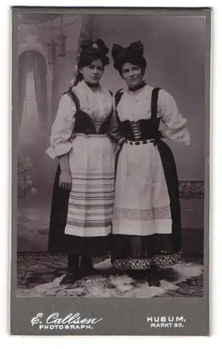 Fotografie E. Callsen, Husum, Portrait zwei jungen Frauen in Faschingskostümen