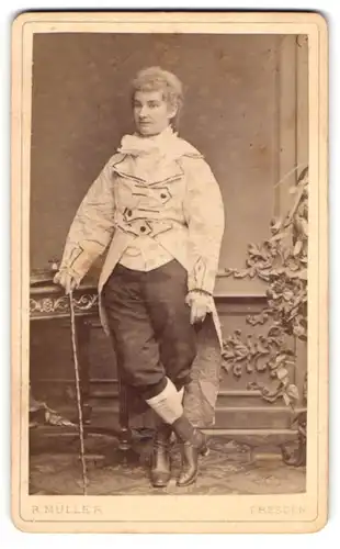 Fotografie R. Müller, Dresden, Portrait junge Dame in Kostüm als Mann, um 1880