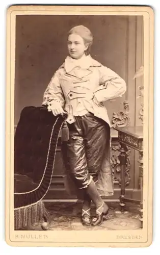 Fotografie R. Müller, Dresden, Portrait junge Dame in Kostüm als Mann, um 1880