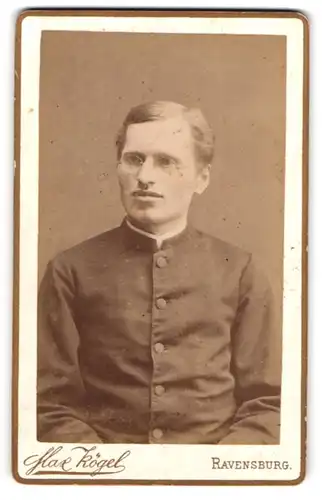 Fotografie Max Kögel, Ravensburg, Portrait Geistlicher mit Brille in Talar