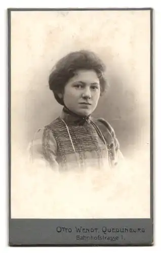 Fotografie Otto Wendt, Quedlinburg, rückseitige Ansicht Quedlinburg, Atelier Bahnhofstr. 1, vorderseitig Portrait