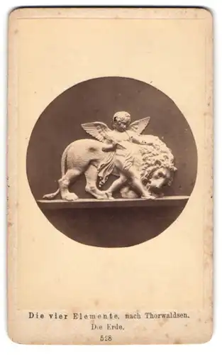 Fotografie Gebr. Mendelsohn, Frankfurt a/M, Relief Die vier Elemente - Erde nach Thorwaldsen