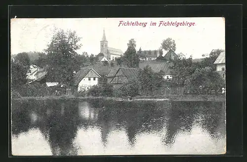 AK Fichtelberg / Fichtelg., Ortsansicht mit Weiher und Kirche