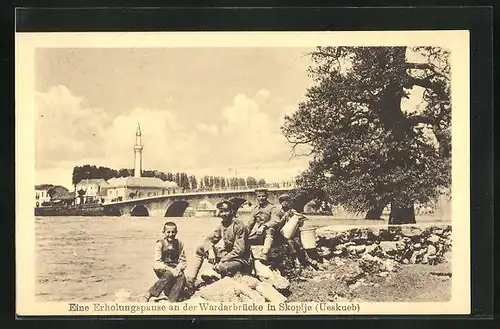 AK Skopje / Ueskueb, Soldaten bei einer Erholungspause an der Wardarbrücke