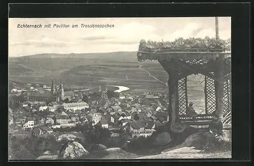 AK Echternach, Panoramablick auf Ort mit Pavillon am Trosskneppchen