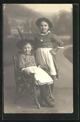 Foto-AK Kleine Mädchen in Tracht in Studiokulisse
