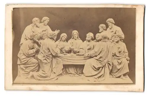 Fotografie Relief in Fischach von unbekanntem Künstler, Christus teilt das Osterlamm