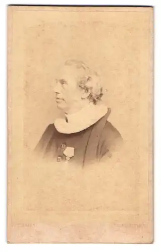 Fotografie J. Petersen, Kjöbenhavn, Portrait Ratsherr in Robe mit Orden, um 1860