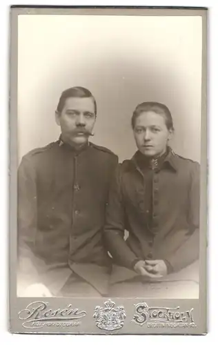 Fotografie Rosén, Stockholm, Portrait Paar in Uniform der Heilsarmee in Schweden