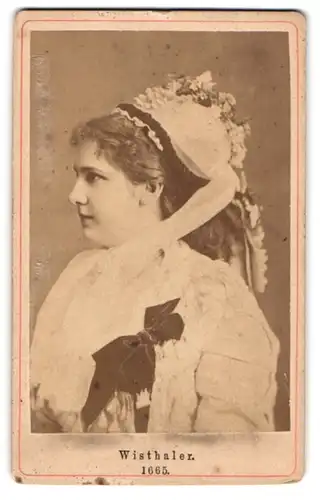 Fotografie unbekannter Fotograf und Ort, Portrait Frau Wisthaler mit modischem Hut