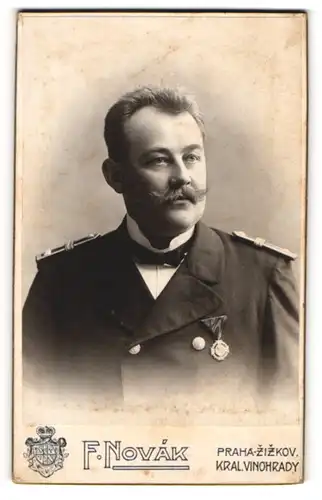 Fotografie F. Novak, Praha-Zizkov, Portrait K.u.k. Marineoffizier in Uniform mit Orden