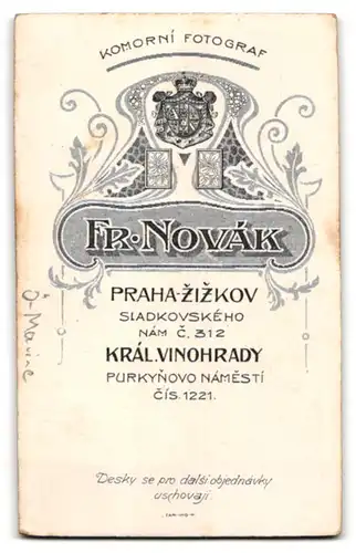 Fotografie F. Novak, Praha-Zizkov, Portrait K.u.k. Marineoffizier in Uniform mit Orden