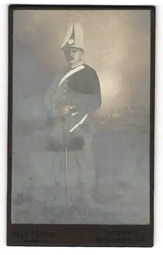 Fotografie Max Hintze, Berlin-Tempelhof, Portrait Soldat mit Garde-Pickelhaube