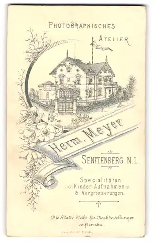 Fotografie Herm. Meyer, Senftenberg, Ansicht Senftenberg N. L., Foto-Atelier & Geschäftshaus, Rückseitig Portrait