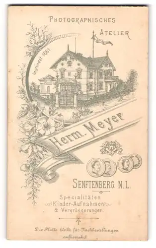 Fotografie Herm. Meyer, Senftenberg, Ansicht Senftenberg N. L., Foto-Atelier und Geschäftshaus, Rückseitig Portrait