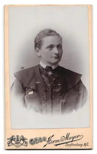 Fotografie Herm. Meyer, Senftenberg, Ansicht Senftenberg N. L., Foto-Atelier & Geschäftshaus, Rückseitig Portrait-Foto