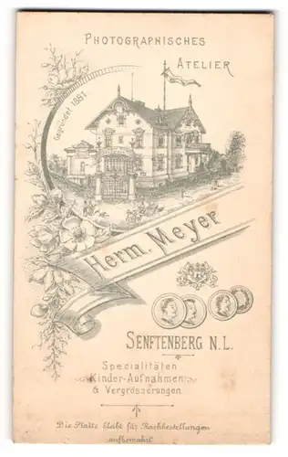 Fotografie Herm. Meyer, Senftenberg, Ansicht Senftenberg N. L., Foto-Atelier & Geschäftshaus, Portrait-Foto Rückseitig