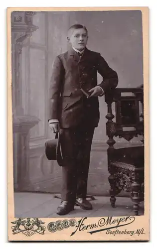 Fotografie Herm. Meyer, Senftenberg, Ansicht Senftenberg N. L., Foto-Atelier und Geschäftshaus, Rückseitig Portrait