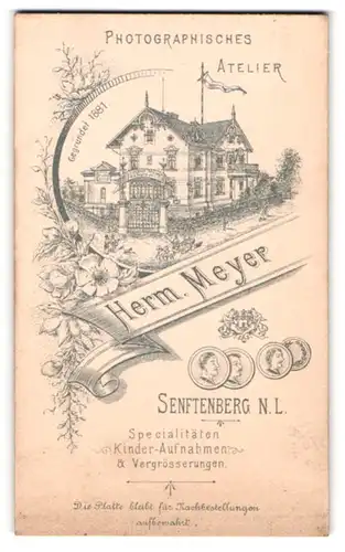 Fotografie Herm. Meyer, Senftenberg, Ansicht Senftenberg N. L., Foto-Atelier & Geschäftshaus, Rückseitig Portrait