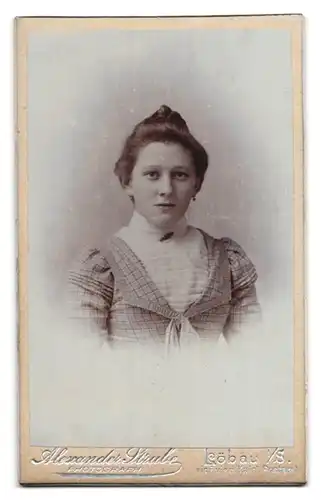 Fotografie Alex Strube, Löbau i. S., Jugendstil Darstellung einer leicht bekleideten Dame, Rückseitig Portrait-Foto