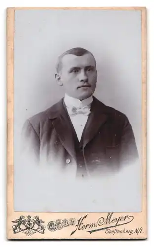 Fotografie Herm. Meyer, Senftenberg, Ansicht Senftenberg, Foto-Atelier & Geschäftshaus Promenade 2, Rückseitig Portrait