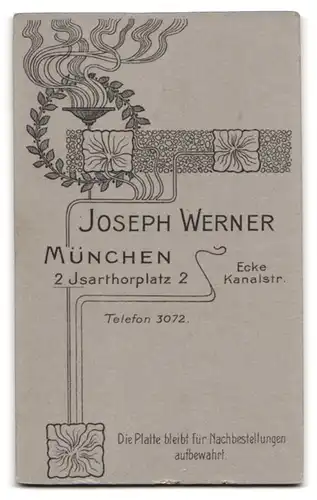 Fotografie Joseph Werner, München, Portrait elegant gekleideter Herr mit Zwirbelbart
