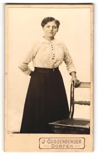 Fotografie J. Guggenberger, Dorfen, Portrait junge Dame in modischer Bluse an Stuhl gelehnt
