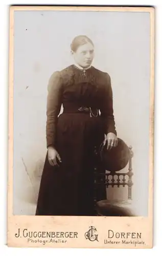 Fotografie J. Guggenberger, Dorfen, Portrait bürgerliche Dame mit Hut an Stuhl gelehnt