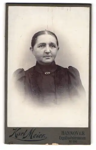 Fotografie Karl Meier, Hannover, Portrait bürgerliche Dame mit zurückgebundenem Haar