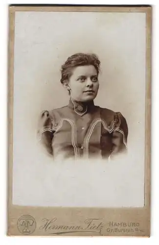 Fotografie Hermann Tietz, Hamburg, Portrait junge Dame im modischen Kleid mit Kragenbrosche