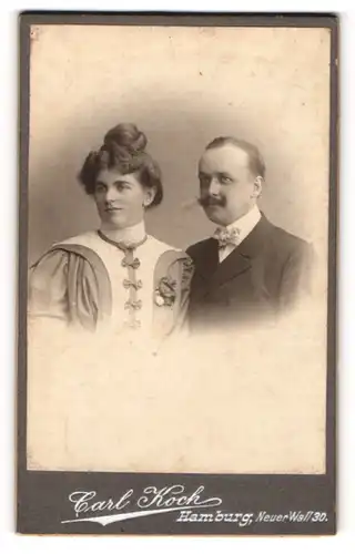 Fotografie Carl Koch, Hamburg, Portrait bürgerliches Paar in zeitgenössischer Kleidung