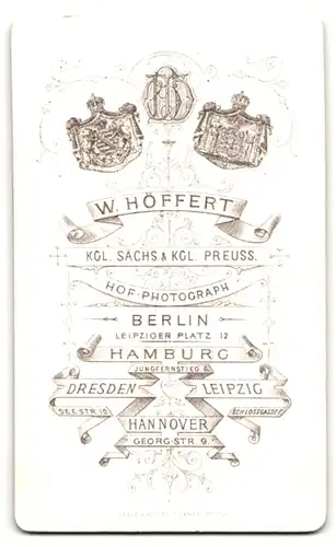 Fotografie W. Höffert, Berlin, Portrait stattlicher Herr mit Fliege und Vollbart