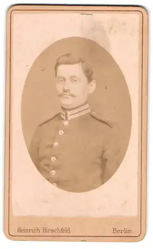 Fotografie Heinrich Hirschfeld, Berlin, Portrait Soldat in Uniform