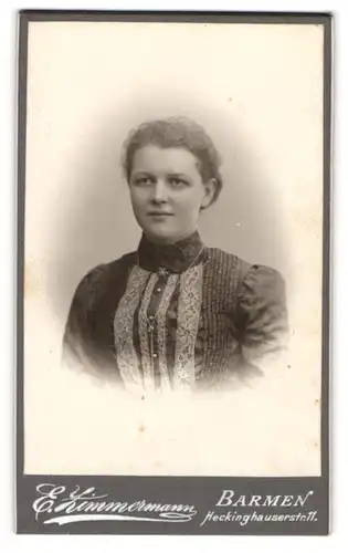 Fotografie E Zimmermann, Barmen, Portrait junge Dame in hübscher Kleidung