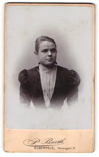 Fotografie P. Barth, Elberfeld, Portrait junge Dame im eleganten Kleid mit Kragenbrosche