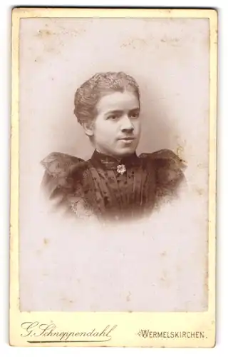 Fotografie G. Schneppendahl, Wermelskirchen, Portrait junge Dame im eleganten Kleid mit Kragenbrosche