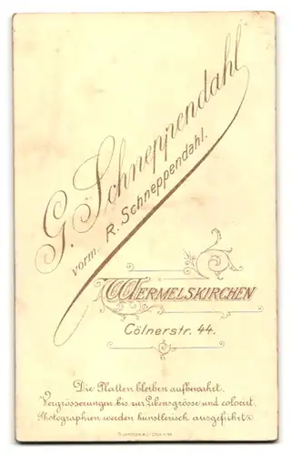 Fotografie G. Schneppendahl, Wermelskirchen, Portrait junge Dame im eleganten Kleid mit Kragenbrosche