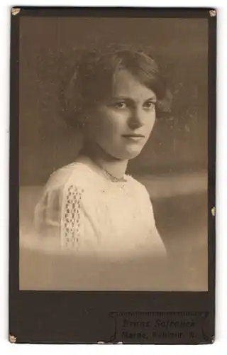 Fotografie Franz Safranek, Marne, Portrait junge Dame mit moderner Frisur