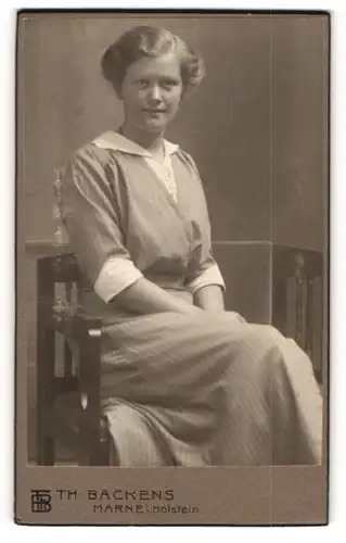 Fotografie Th. H. Backens, Marne i. Holstein, Portrait junge Dame im gestreiften Kleid auf Stuhl sitzend
