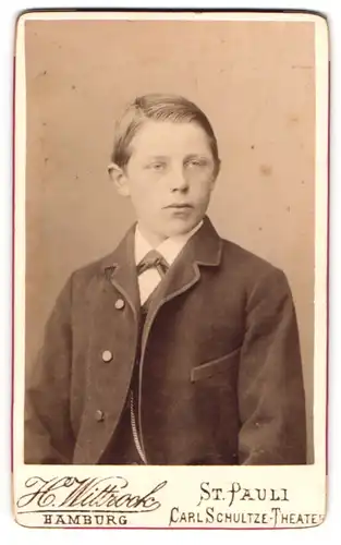 Fotografie H. Wittrock, Hamburg-St.Pauli, Portrait kleiner Junge in modischer Kleidung mit Fliege