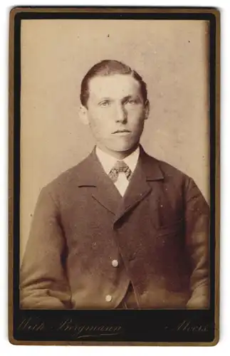 Fotografie Wilh. Bergmann, Moers, Portrait junger Mann in modischer Kleidung mit Fliege