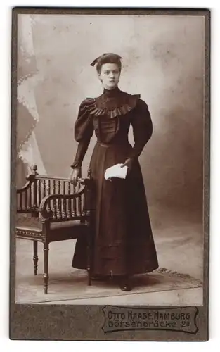 Fotografie Otto Haase, Hamburg, Portrait junge Dame im schwarzen Kleid mit Taschentuch