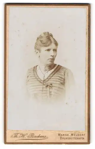 Fotografie Th. H. Backens, Marne-Meldorf, Portrait junge Dame in zeitgenössischer Kleidung