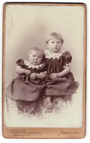 Fotografie Wilh. Bergmann, Moers a / Rh., Portrait kleines Mädchen und Kleinkind in hübschen Kleidern