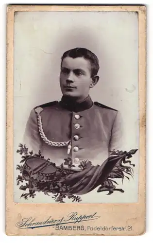 Fotografie Schraudner & Ruppert, Bamberg, Portrait Soldat in Uniform mit Kordel