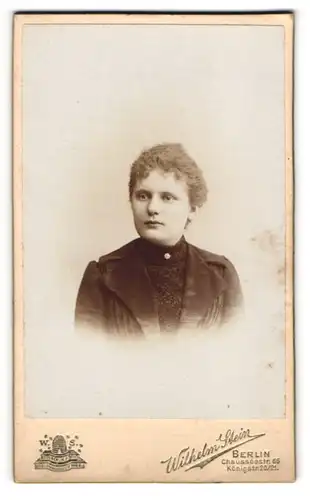 Fotografie Wilhelm Stein, Berlin, Portrait junge Dame in modischer Kleidung