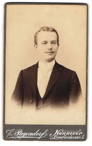 Fotografie C. Pagendorf, Hannover, Portrait junger Mann im Anzug mit Krawatte und Zwirbelbart